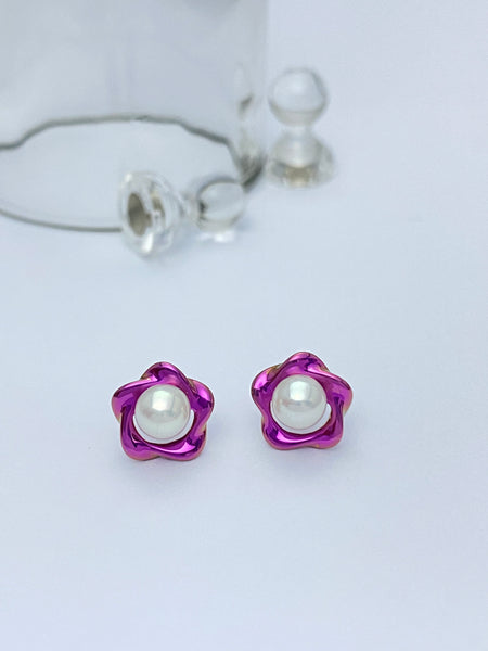 VGACETI Möbius loop · shiny surface with Edison's freshwater pearls TITANIUM EARRINGS FOR SENSITIVE EARS