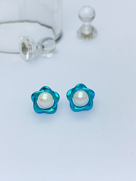 VGACETI Möbius loop · shiny surface with Edison's freshwater pearls TITANIUM EARRINGS FOR SENSITIVE EARS