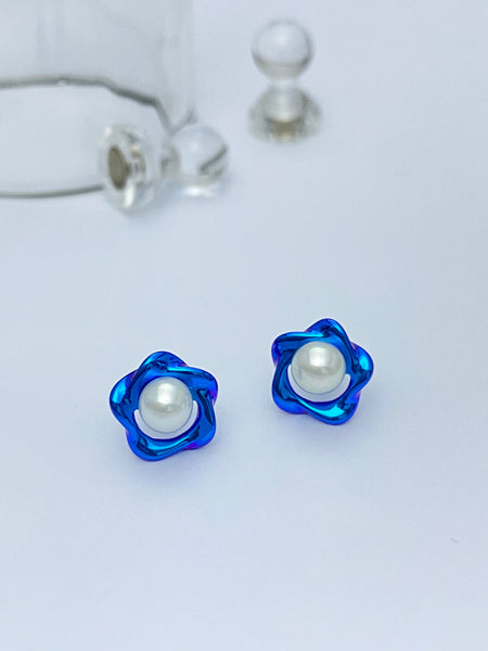 VGACETI Möbius loop · shiny surface with Edison's freshwater pearls TITANIUM EARRINGS FOR SENSITIVE EARS